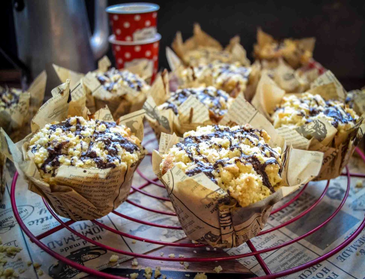 Saftiger Nutella Muffin mit Streuseln und Schokoglasur