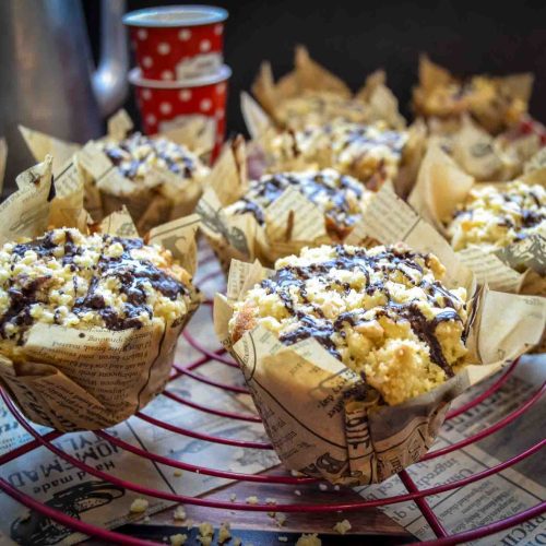 Saftiger Nutella Muffin mit Streuseln und Schokoglasur