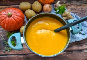 Kürbissuppe im Topf