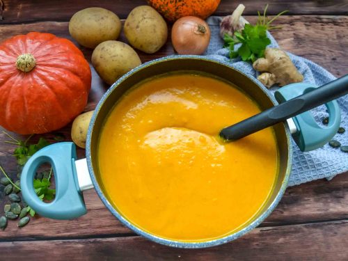 Kürbissuppe im Topf