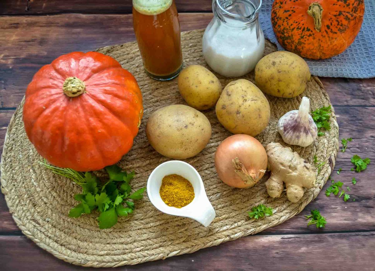 Zutaten Kürbissuppe mit Hokkaido, Ingwer, Kokosmilch, Zwiebel, Knoblauch, Gewürze und Gemüsebrühe