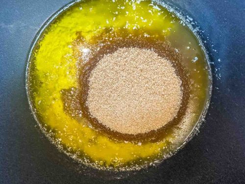 Butter und Zucker schmelzen für Zimtfüllung