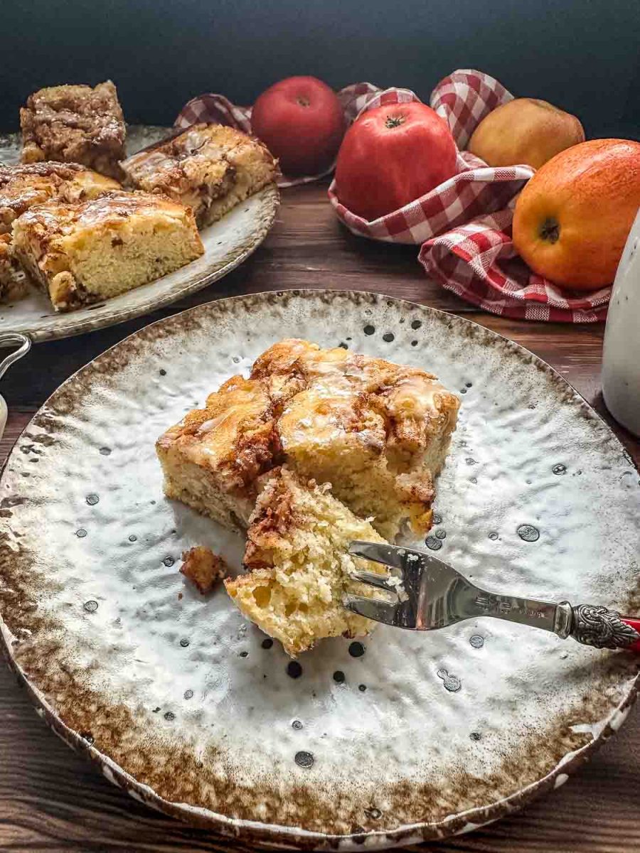 Saftiger Zimtkuchen mit Apfel vom Blech