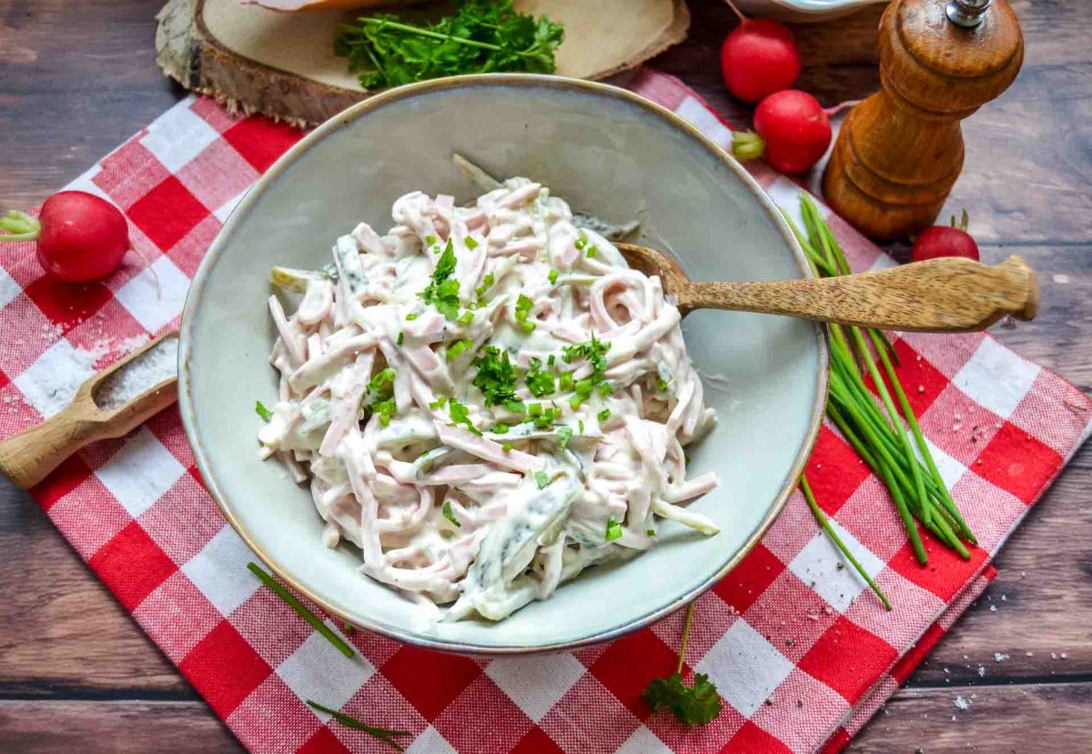 Fleischsalat nach Omas Rezept klassisch und cremig in einer Schüssel