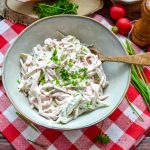 Fleischsalat nach Omas Rezept klassisch und cremig in einer Schüssel