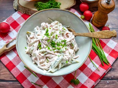 Fleischsalat nach Omas Rezept klassisch und cremig in einer Schüssel