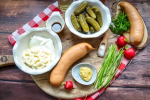 Zutaten Fleischwurst, Gewürzgurken, Mayonnaise, Gewürze, Senf und Schnittlauch