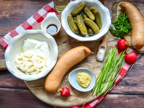 Zutaten Fleischwurst, Gewürzgurken, Mayonnaise, Gewürze, Senf und Schnittlauch