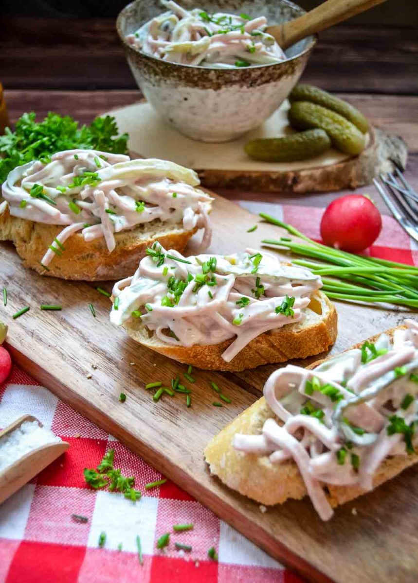 Omas Fleischsalat klassisch mit Mayonnaise und Gewürzgurken