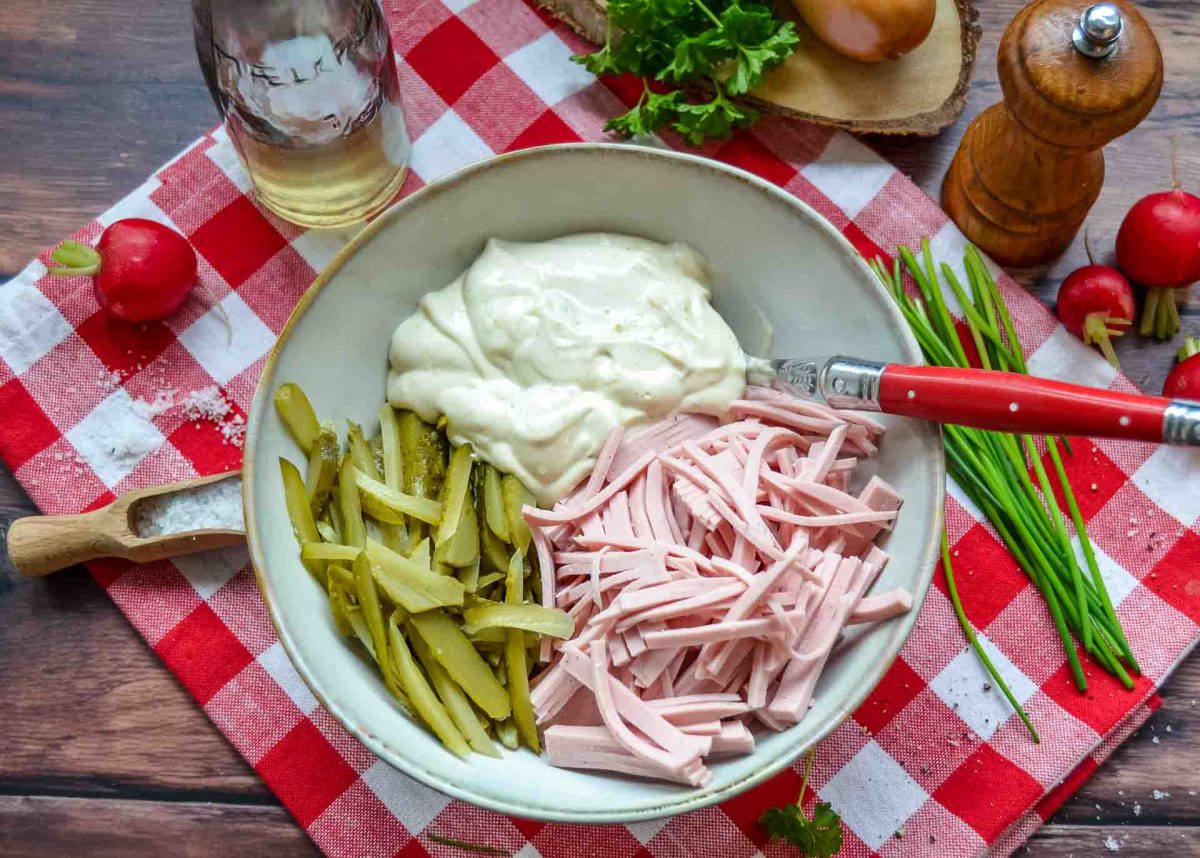 Gewürzgurken, Lyoner Fleischwurst in feine Streifen geschnitten und Mayonnaise Dressing
