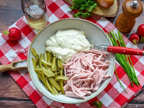 Gewürzgurken, Lyoner Fleischwurst in feine Streifen geschnitten und Mayonnaise Dressing