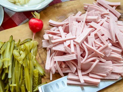 Zutaten Gewürzgurken und Lyoner Fleischwurst in feine Streifen geschnitten