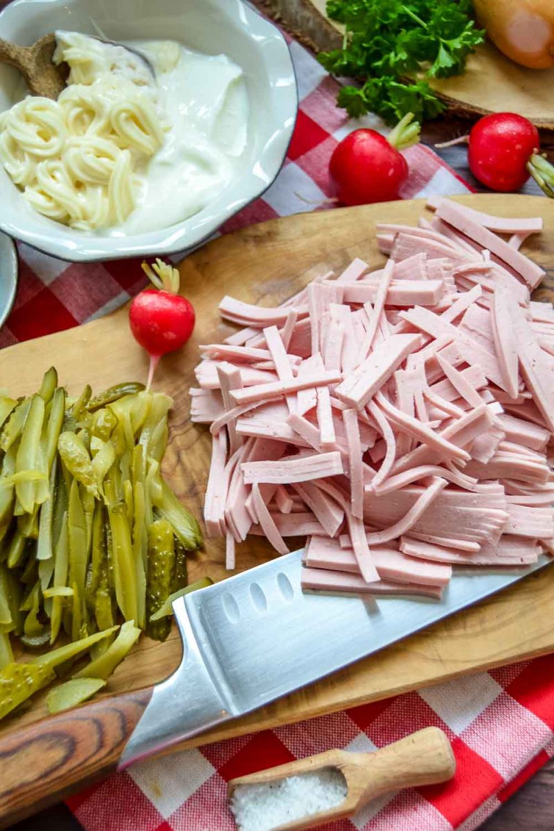 Zutaten Gewürzgurken und Lyoner Fleischwurst in feine Streifen geschnitten
