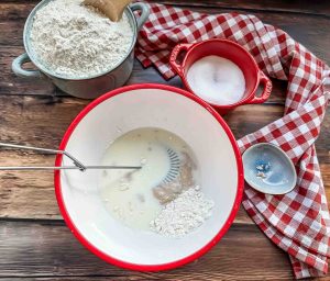 Hefe mit lauwarmer Milch und Mehl verrühren