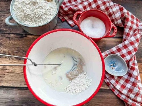 Hefe mit lauwarmer Milch und Mehl verrühren