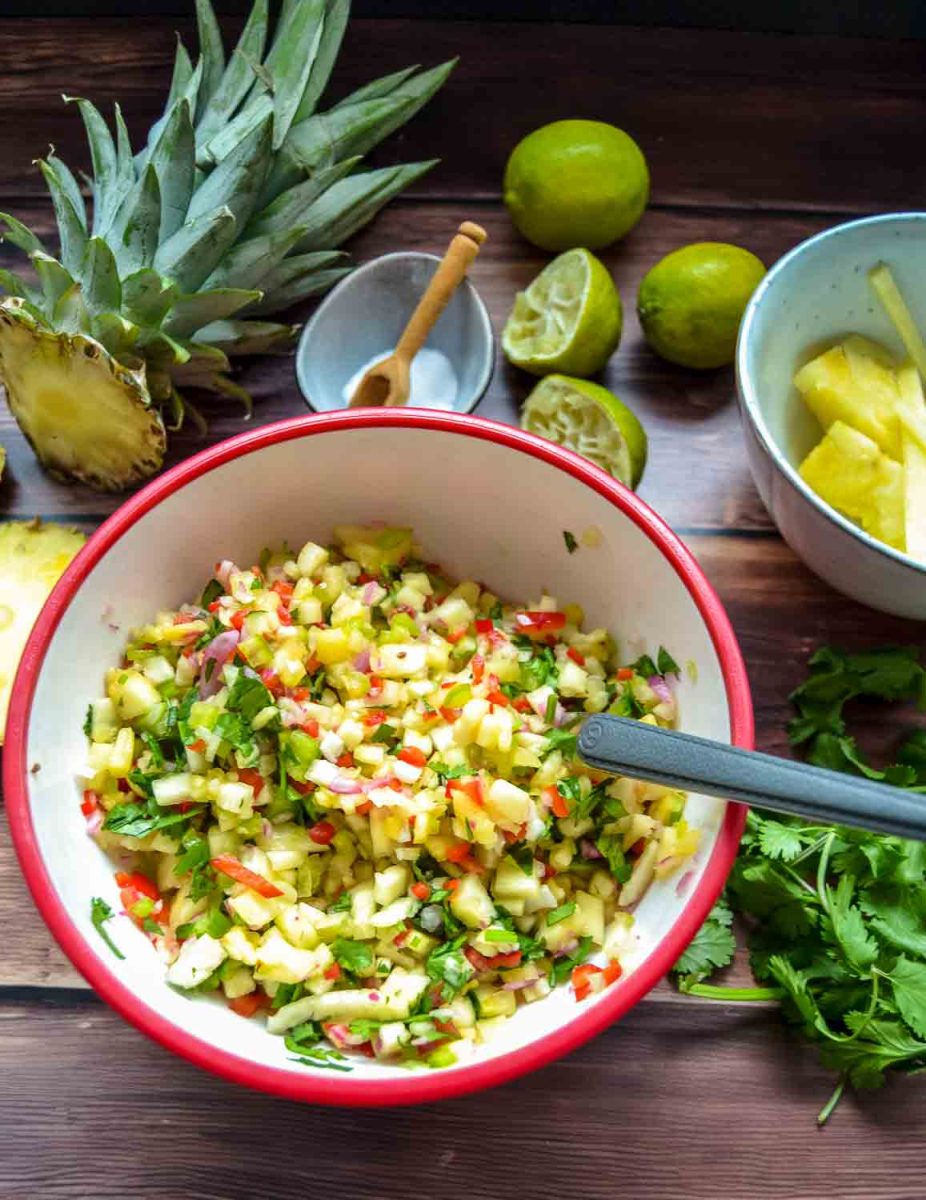 Fertige Ananas Salsa mit Paprika, Chili und frischem Koriander als fruchtiger Salsa Dip