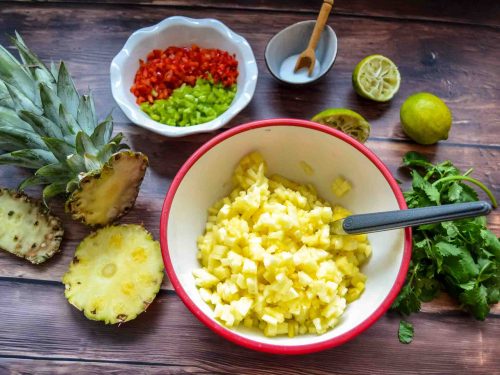 Zutaten für Ananas Salsa Dip mit frischer Ananas, Limette, Jalapeños und roter Zwiebel