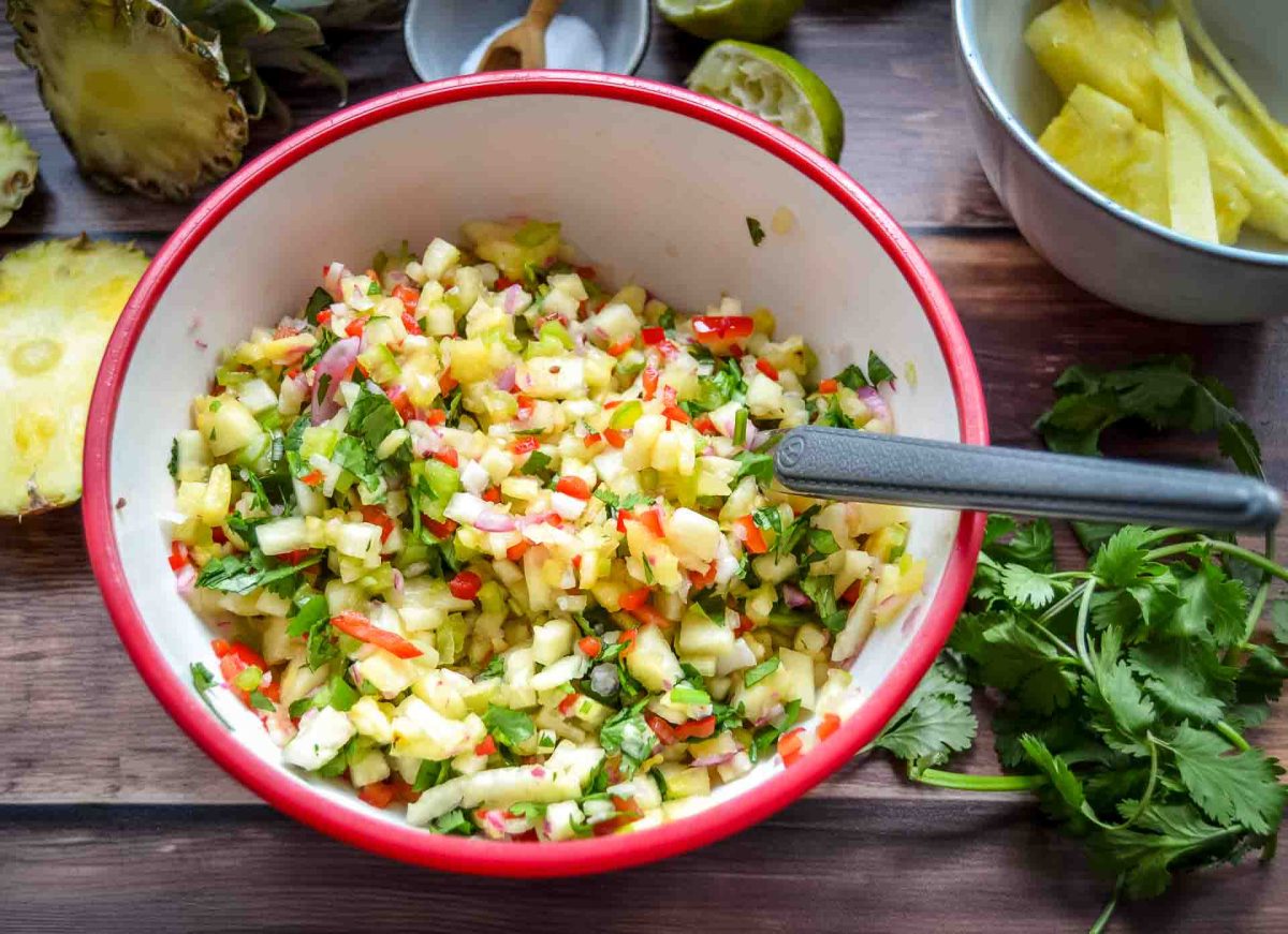 Ananas Salsa Dip mit frischer Ananas, roten Zwiebeln, roter und grüner Paprika, Koriander und Limette in einer Schale