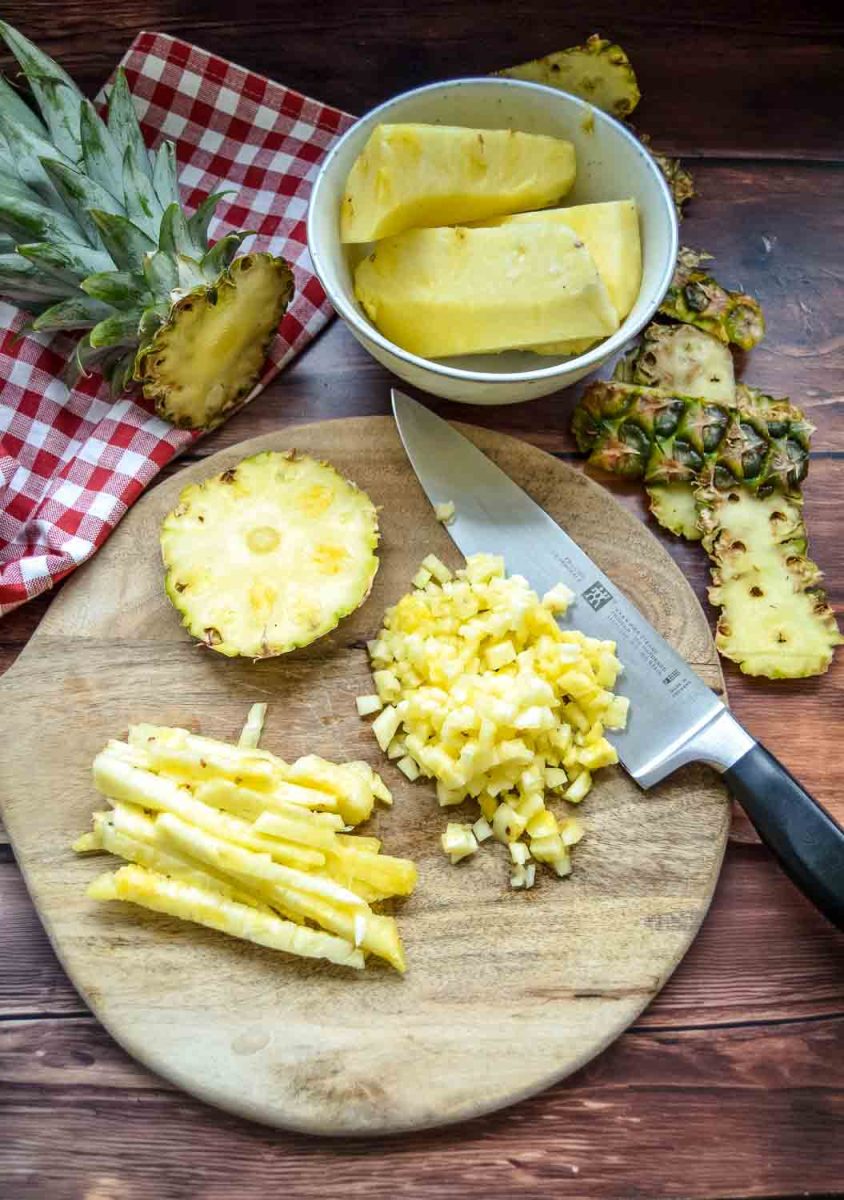 Ananas würfeln