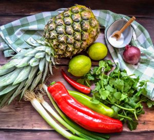 Zutaten für Ananas Salsa Dip mit frischer Ananas, rote und grüne Paprika, Limette, Jalapeños und roter Zwiebel