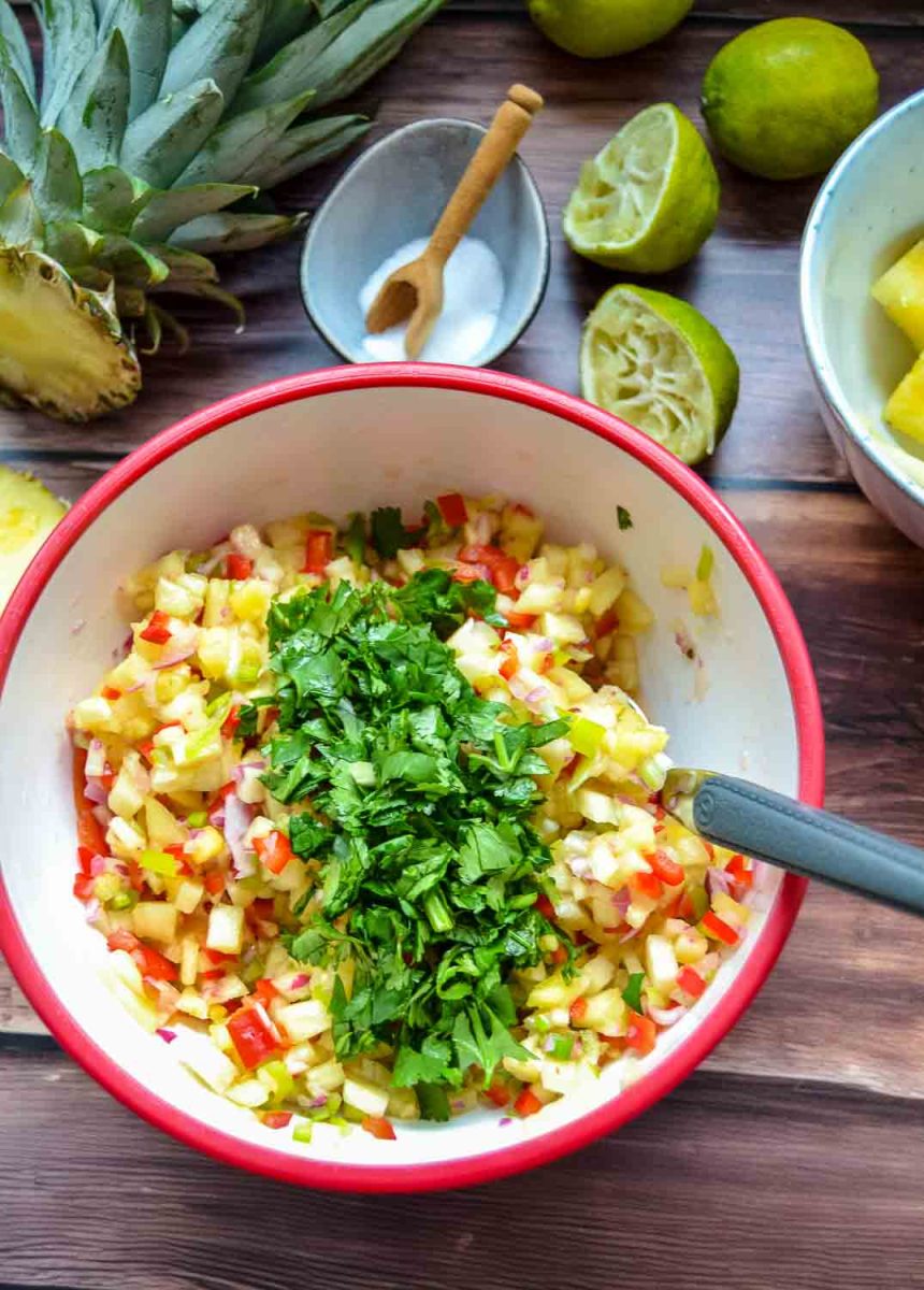 Ananas Salsa Rezept aus Kolumbien mit frischer Ananas, Jalapeños, Koriander und Limettensaft