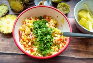 Fruchtige Ananas Salsa aus Südamerika mit Ananaswürfeln, Chili und Koriander