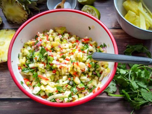 Ananas Salsa Dip mit frischer Ananas, roten Zwiebeln, roter und grüner Paprika, Koriander und Limette in einer Schale