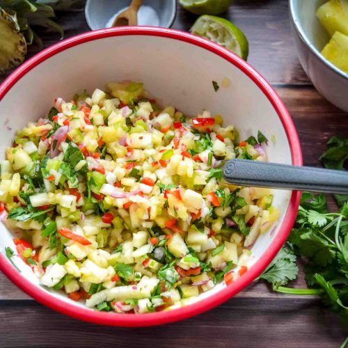 Ananas Salsa Dip mit frischer Ananas, roten Zwiebeln, roter und grüner Paprika, Koriander und Limette in einer Schale