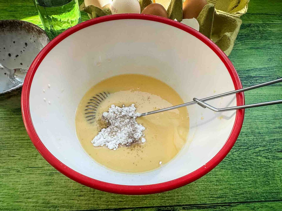 Eigelb mit Puderzucker und Weingeist verrühren 