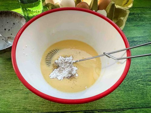 Eigelb mit Puderzucker und Weingeist verrühren