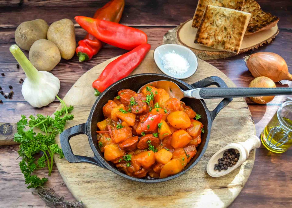 Herzhaftes ungarisches Kartoffelgulasch Rezept mit Kolbasz, roter und grüner Paprika, Kartoffeln und Zwiebeln