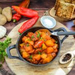 Herzhaftes ungarisches Kartoffelgulasch Rezept mit Kolbasz, roter und grüner Paprika, Kartoffeln und Zwiebeln