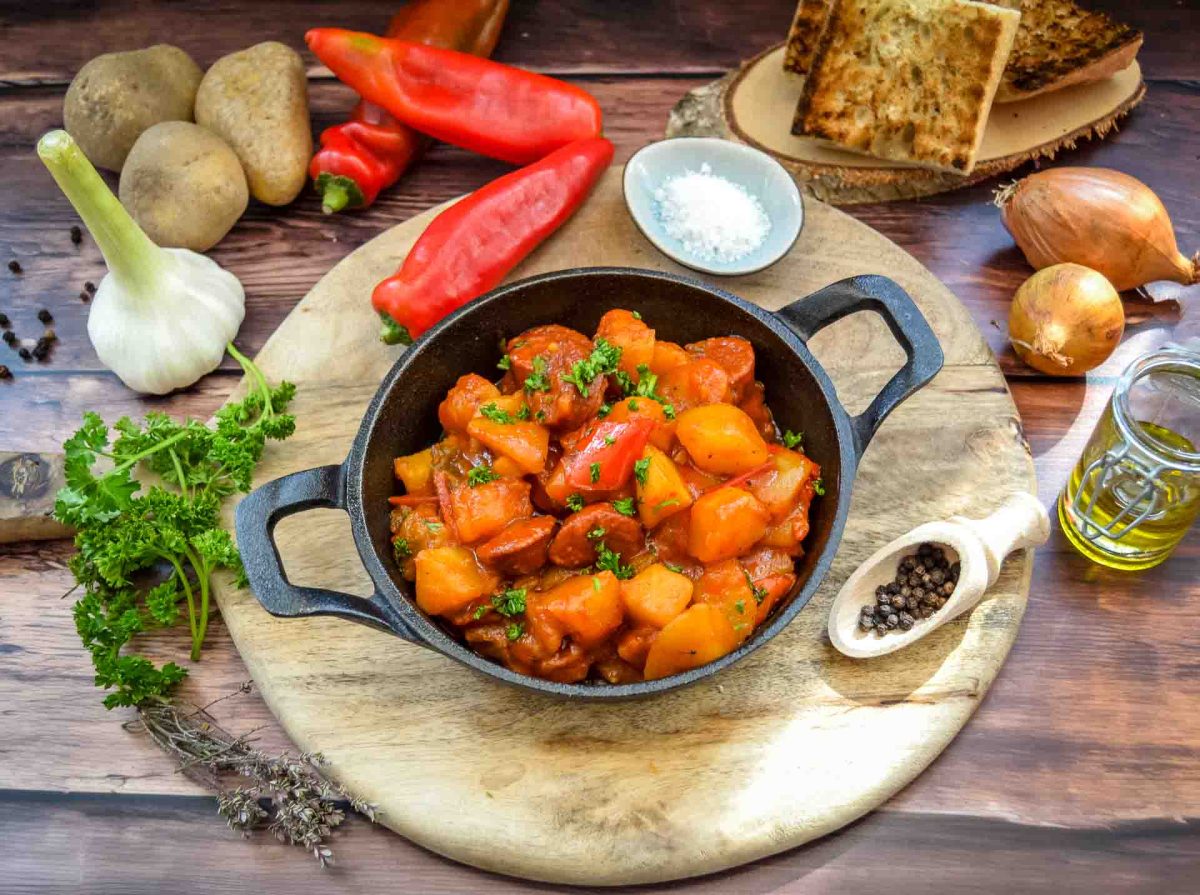 Herzhaftes Kartoffelgulasch ungarisch, mit Kolbasz, Paprika und Zwiebeln