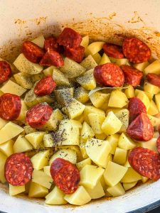 Zwiebel, Paprika, Knoblauch und Kartoffeln mit Majoran in Schmalz braten