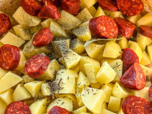 Zwiebel, Paprika, Knoblauch und Kartoffeln mit Majoran in Schmalz braten