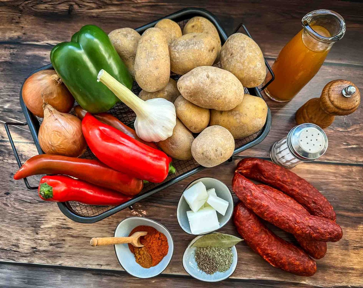 Zutaten original Kartoffelgulasch ungarisch, mit roter und grüner Paprika, Zwiebeln, Knoblauch, Kolbasz, Kümmel, Lorbeerblatt, Parikapulver und Schweineschmalz