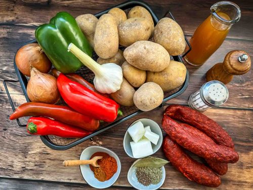 Zutaten original Kartoffelgulasch ungarisch, mit roter und grüner Paprika, Zwiebeln, Knoblauch, Kolbasz, Kümmel, Lorbeerblatt, Parikapulver und Schweineschmalz