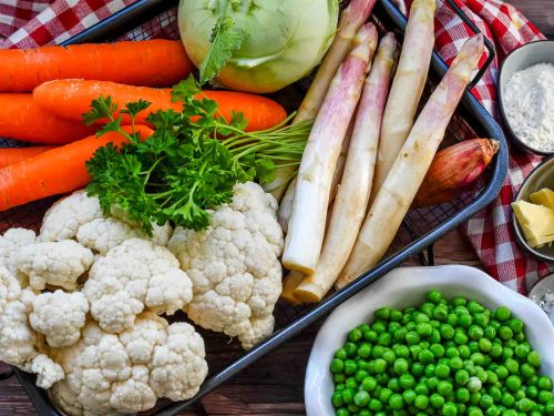 Zutaten Leipziger Allerlei mit Möhren, Erbsen, Blumenkohl, Spargel und Kohlrabi