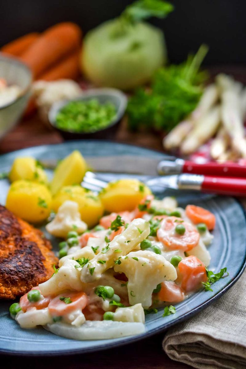 Omas Leipziger Allerlei Gemüse mit Kartoffeln und Schnitzel