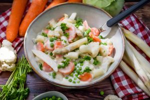 Zutaten Leipziger Allerlei mit Möhren, Erbsen, Blumenkohl, Spargel und Kohlrabi