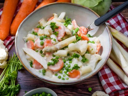 Zutaten Leipziger Allerlei mit Möhren, Erbsen, Blumenkohl, Spargel und Kohlrabi