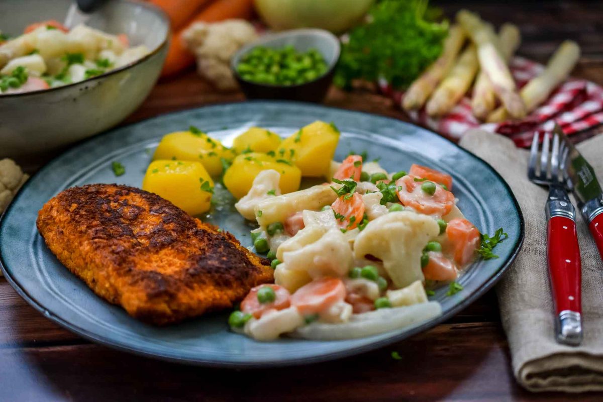 Buntes Frühlingsgemüse mit Möhren, Erbsen, Spargel, Kohlrabi und Blumenkohl in Bechamel Sauce mit Schnitzel und Kartoffeln 