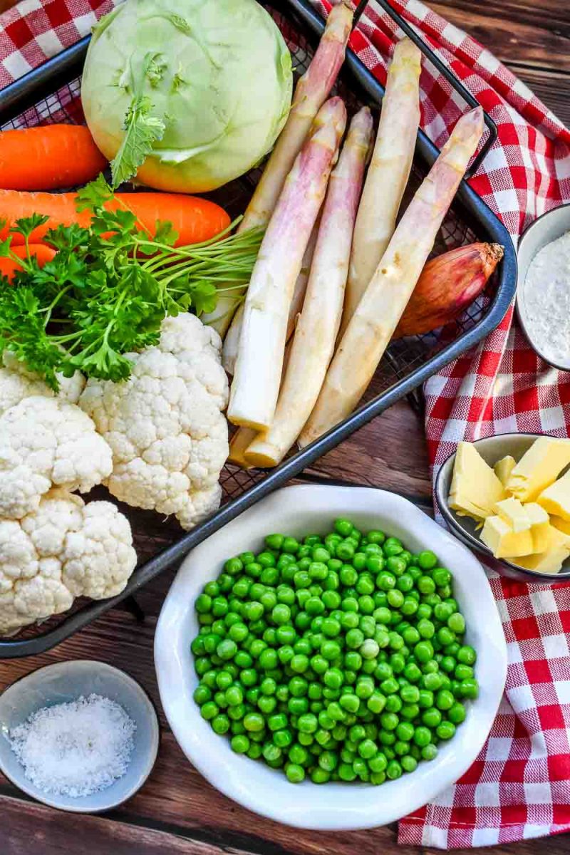 Omas Leipziger Allerlei Rezept  mit frischen Möhren, Erbsen, Blumenkohl, Spargel und Kohlrabi 