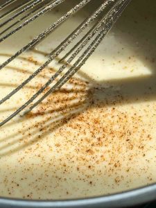 Bechamel Sauce mit frisch geriebenen Muskat