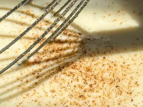 Bechamel Sauce mit frisch geriebenen Muskat