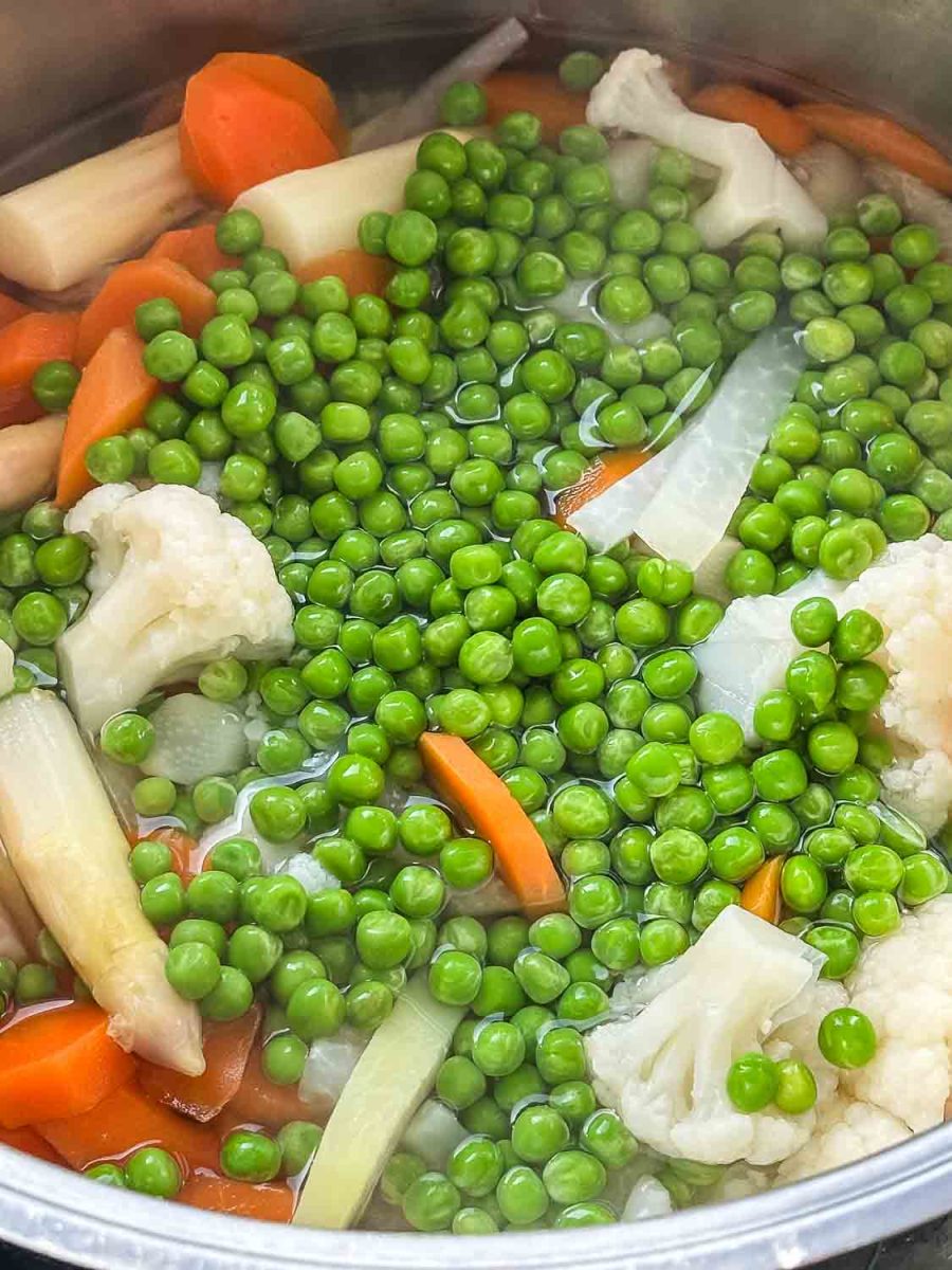 buntes Frühlingsgemüse kochen 