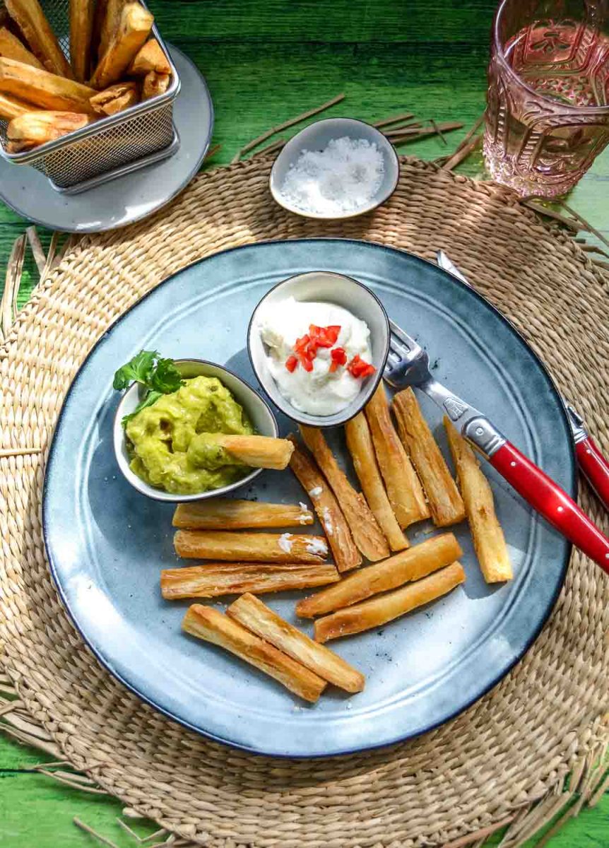 knusprig frittierte Maniok Pommes mit Guacamole und Knoblauch Majonnaise