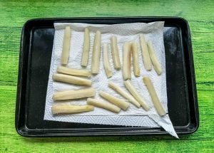 Yuca Pommes auch Küchenpapier abtropfen lassen