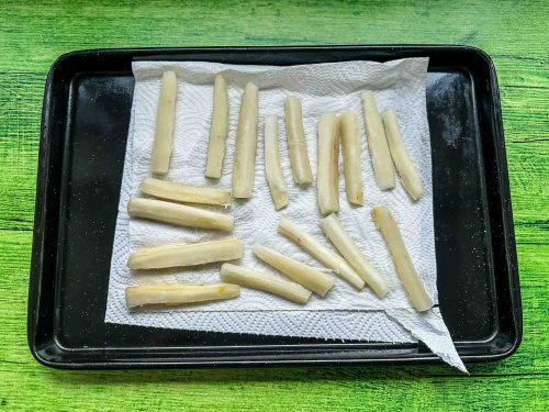 Yuca Pommes auch Küchenpapier abtropfen lassen