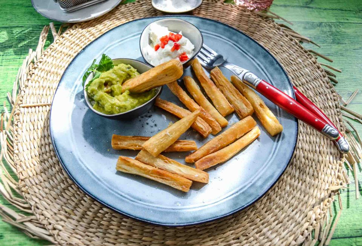 Knusprig fritierte Maniok Pommes mit Guacamole und Aioli